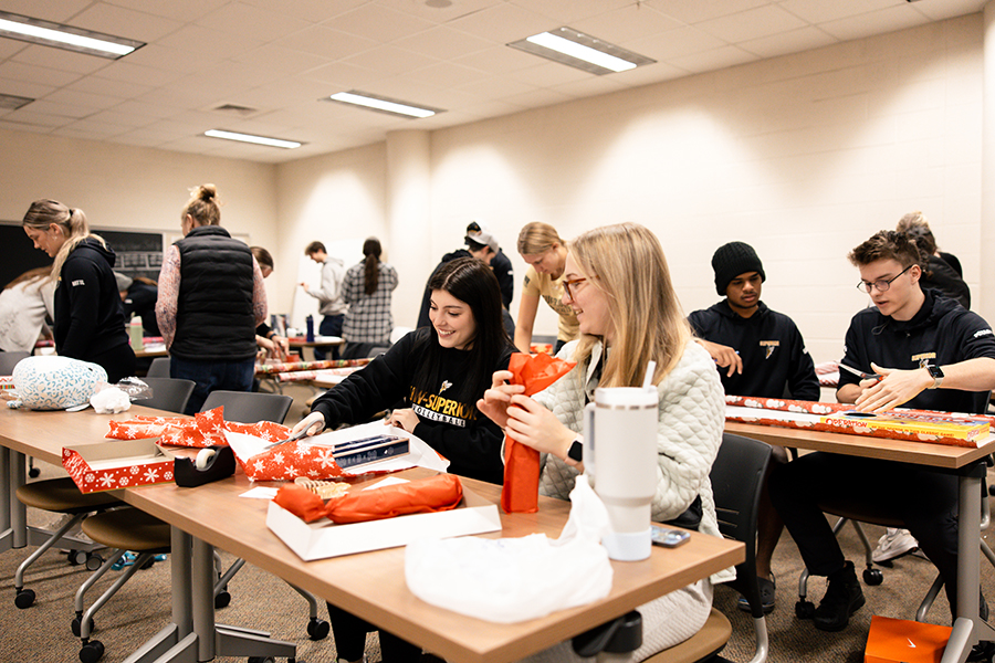 Yellowjacket student-athletes assist with gift wrapping during the Athletic Department’s Week of Giving event.